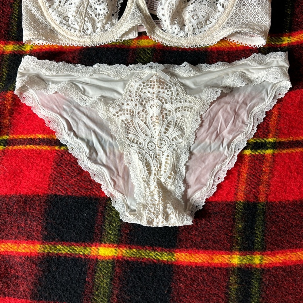 Victoria’s Secret M ivory bikini panty lace